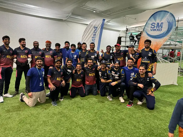 Squads together in front of the SM-viikko banner